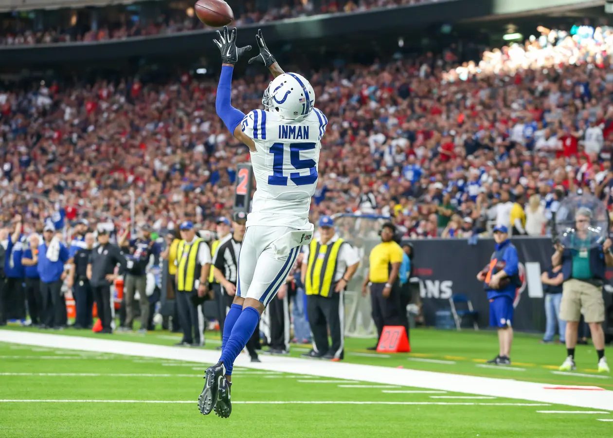 Dontrelle Inman reaching for a catch during an NFL game